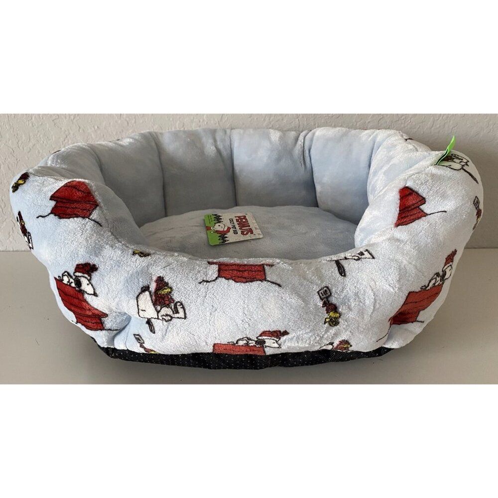 Peanuts Snoopy Small Dog Pet Cozy Cuddler Bed Christmas‎ Doghouse 19 X 15 X 7”